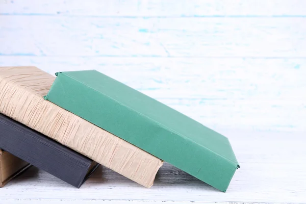 Bücher auf hellem Holzgrund — Stockfoto