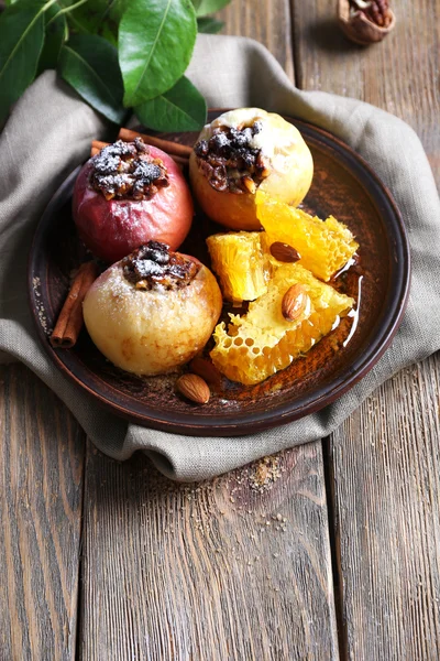 Manzanas al horno en plato —  Fotos de Stock