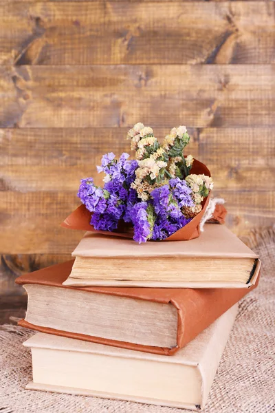 Boeken en wilde bloemen op servet — Stockfoto