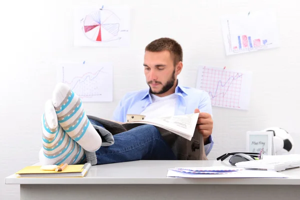 Geschäftsmann hält die Beine auf dem Schreibtisch — Stockfoto
