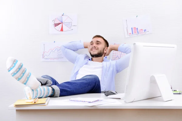 Affärsman som håller benen på skrivbord — Stockfoto