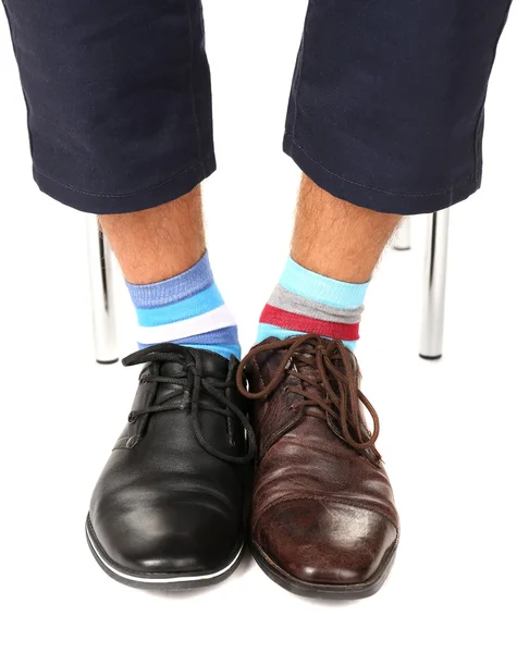 Ο άνθρωπος το πόδι σε κοστούμι και πολύχρωμες κάλτσες — Φωτογραφία Αρχείου