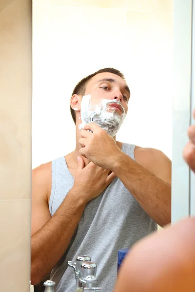 Jongeman scheert zijn baard — Stockfoto