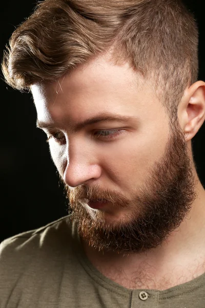 Retrato de homem bonito com barba sobre fundo preto — Fotografia de Stock