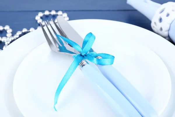 Platos blancos, tenedor, cuchillo, servilleta — Foto de Stock