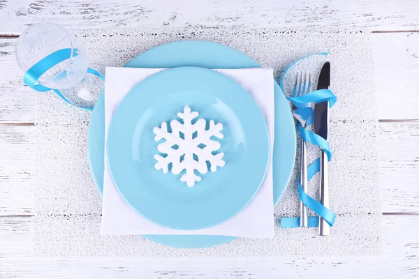 Assiettes bleues, couteau, fourchette, serviette — Photo