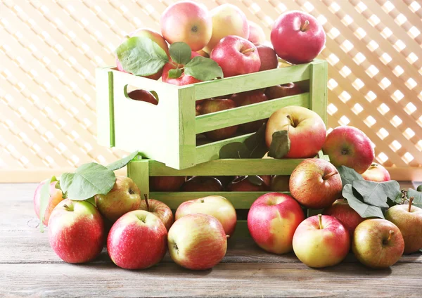 Juicy apples in box — Stock Photo, Image