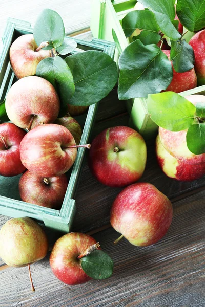 Manzanas jugosas en caja — Foto de Stock