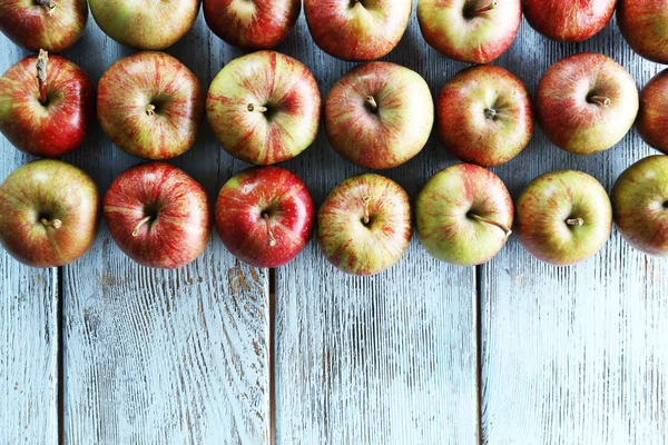 Juicy apples on wooden table — Stock Photo, Image