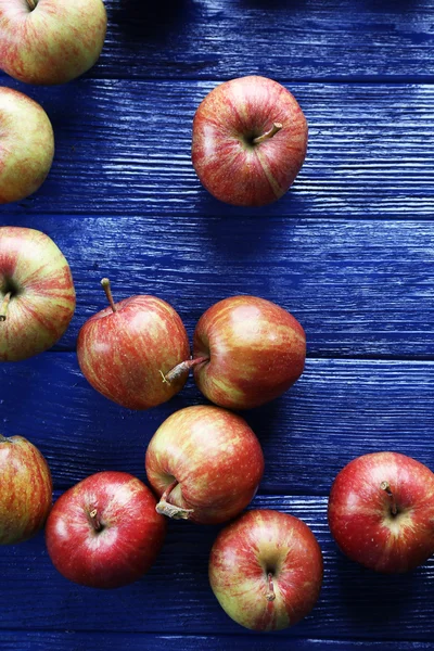 Juicy apples on wooden table — Stock Photo, Image