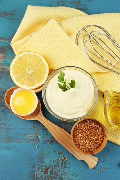 Mayonnaise Zutaten auf hölzernem Hintergrund — Stockfoto