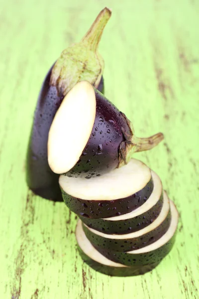 Hackad auberginer på trä bakgrund — Stockfoto