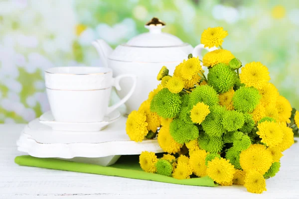 Flores, tetera y taza — Foto de Stock