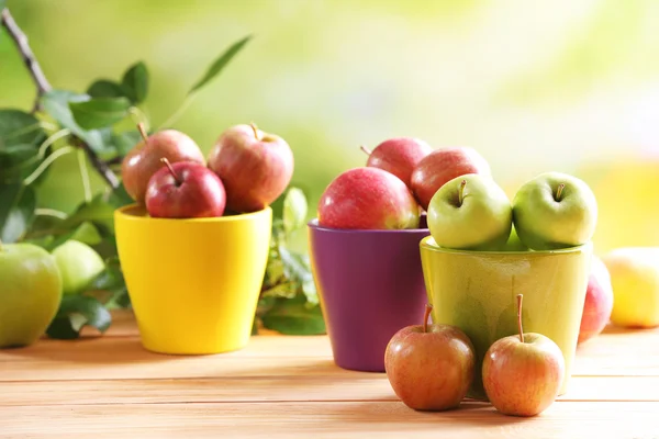 Sappige appels in potten, close-up — Stockfoto