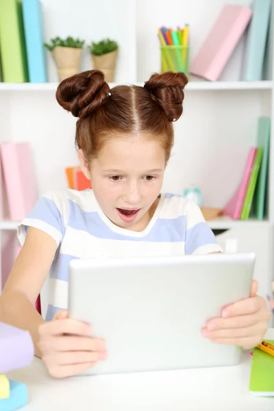 Jolie fille avec tablette sur le lieu de travail en salle de classe — Photo