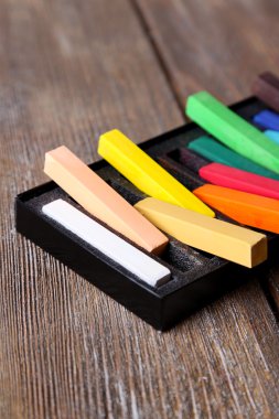 kutusunda ahşap arka plan üzerinde renkli tebeşir pastel