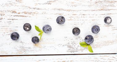 ahşap arka plan üzerinde yaban mersini