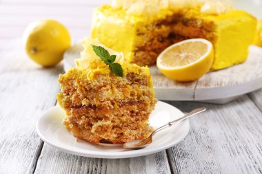 ahşap masa üstünde lezzetli limon tatlısı