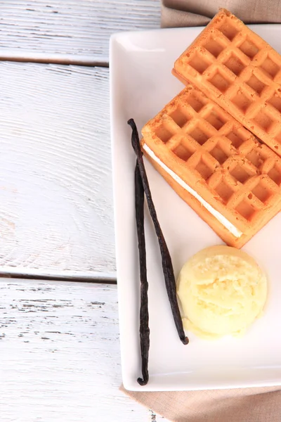 Waffles belgas saborosos com sorvete na mesa de madeira — Fotografia de Stock