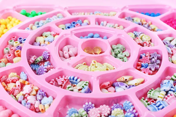 Kit di perline multicolore per bambini in una scatola rosa — Foto Stock