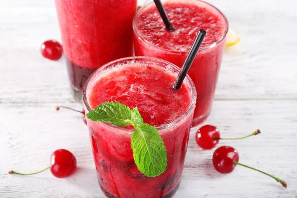 Cóctel fresco de cereza fría con menta y limón — Foto de Stock