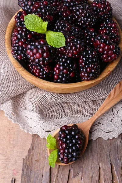 Trä skål med blåbär på sparka servett på trä bakgrund närbild — Stockfoto