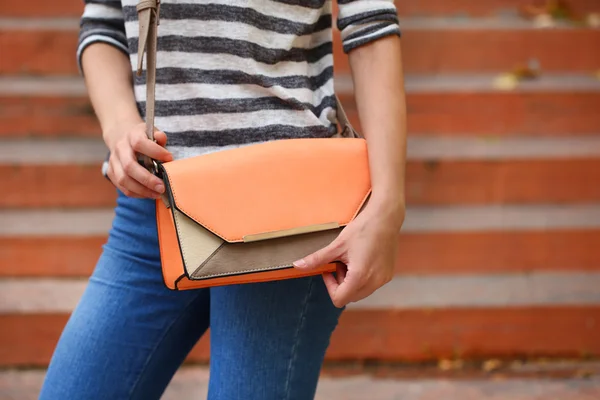 Mädchen mit Tasche über der Schulter im Freien — Stockfoto