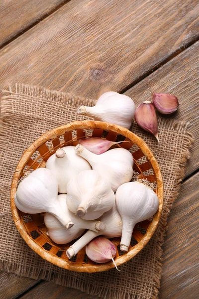 Fresh garlic in wicker basket — Stock Photo, Image