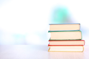 ahşap masa üzerine kitaplar