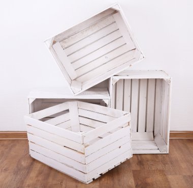 Boş tahta sandıklar