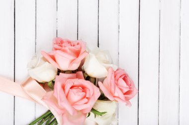 Beyaz ahşap zemin üzerinde güzel güller