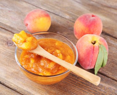 ahşap masa üzerinde taze şeftali ile lezzetli şeftali reçeli