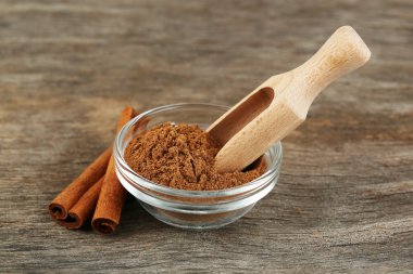 Tarçın kabuğu ve toz