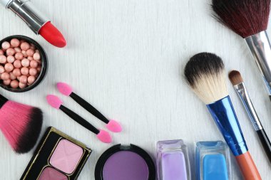 Dekoratif kozmetik ve makyaj fırçaları