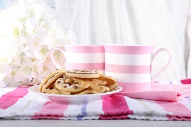 iki bardak kahve üzerinde beyaz perde arka masada peçeteye bisküvi ile