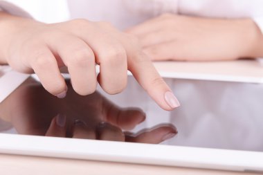 dijital tablet kullanan kadın