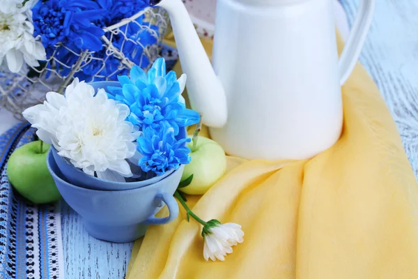 Zusammensetzung aus weißen und blauen Chrysanthemen in Nahaufnahme — Stockfoto