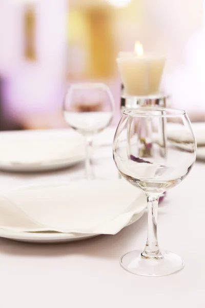 Tavolo buffet con stoviglie in attesa — Foto Stock