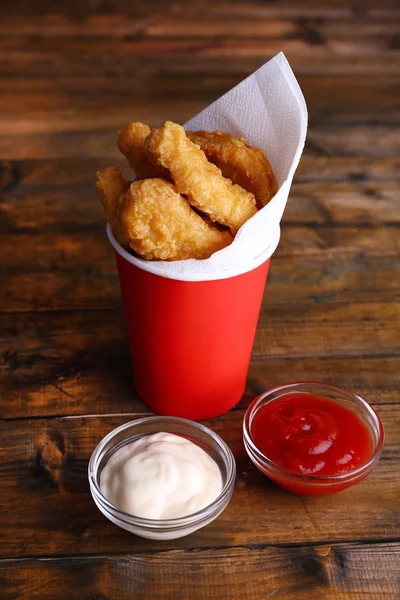 Chicken Nuggets mit Soßen auf dem Tisch in Großaufnahme — Stockfoto