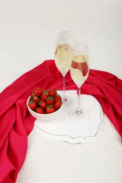 बिस्तर पर शैम्पेन और स्ट्रॉबेरी के साथ रोमांटिक अभी भी जीवन — स्टॉक फ़ोटो, इमेज