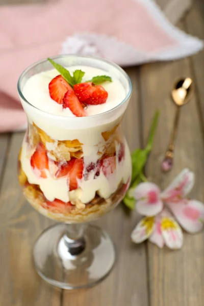 Natural yogurt with fresh berries on wooden table — Stock Photo, Image