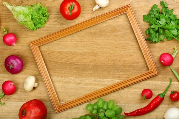 Летняя рама со свежими органическими овощами и фруктами на деревянном фоне — стоковое фото
