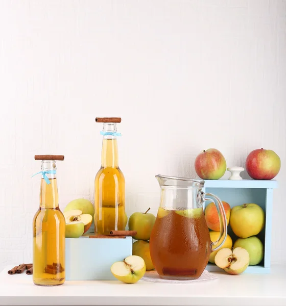 Natura morta con sidro di mele saporito e mele fresche — Foto Stock