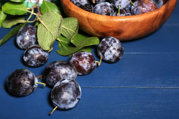 Plums in bowl — Stock Photo, Image