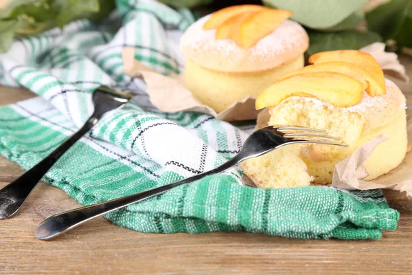 Mini cakes with peach — Stock Photo, Image