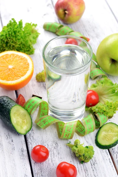 Vaso de agua con verduras —  Fotos de Stock