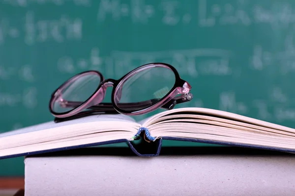 Bücher und Brillen — Stockfoto