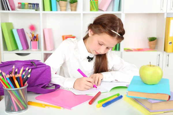 Menina bonito no local de trabalho em sala de aula — Fotografia de Stock