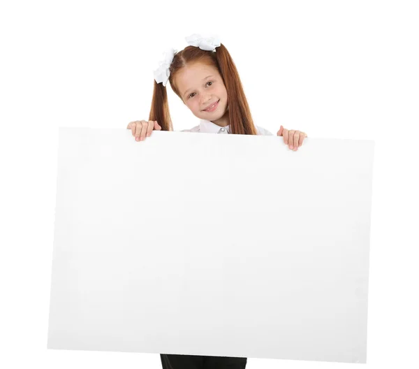 Красивая маленькая девочка держит пустой плакат изолирован на белом — стоковое фото