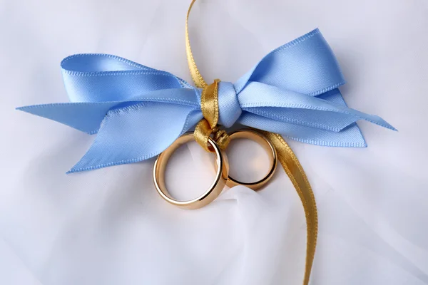 Wedding rings tied with ribbon — Stock Photo, Image